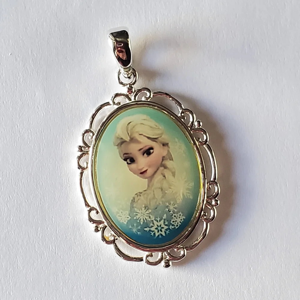 Disney Frozen Elsa Cameo Pendant